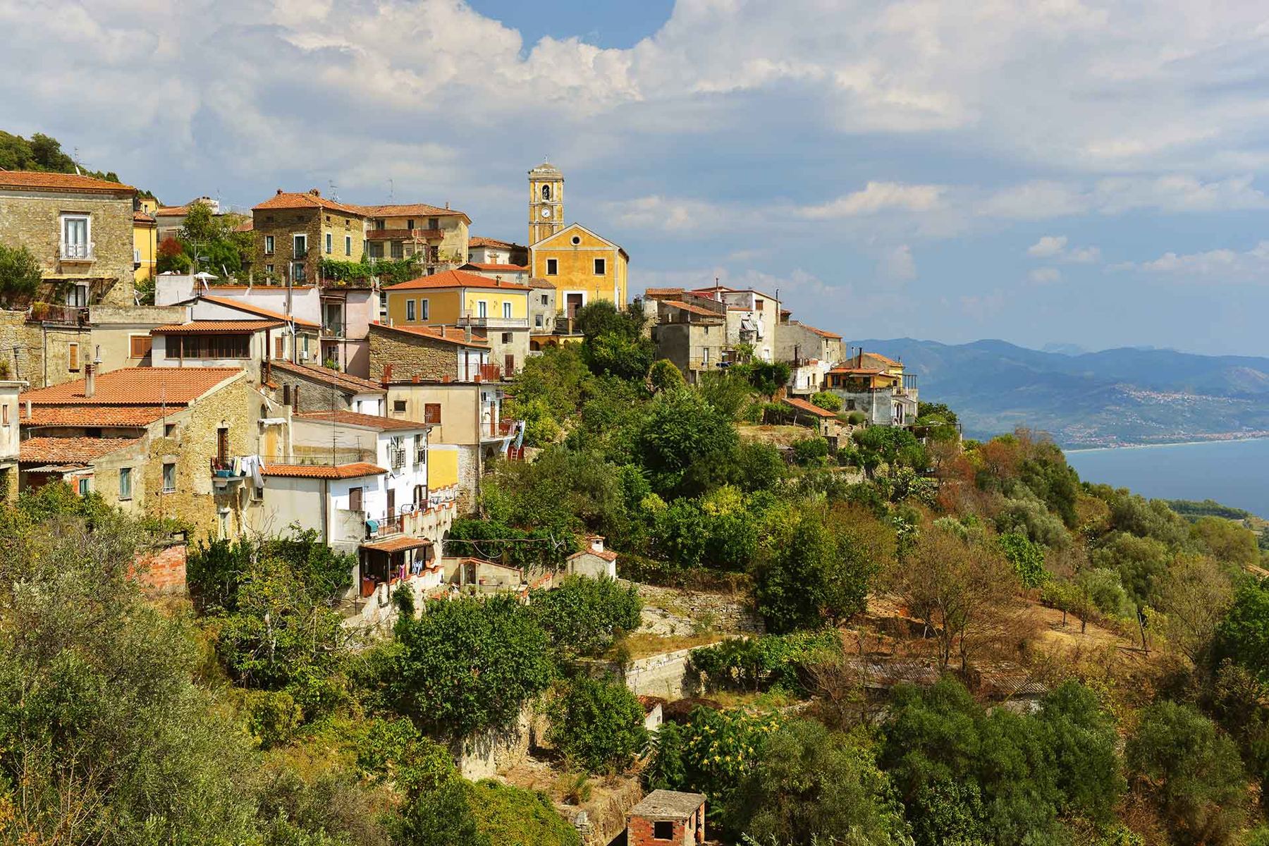 Ein Bergdorf im Cilento über dem Meer.