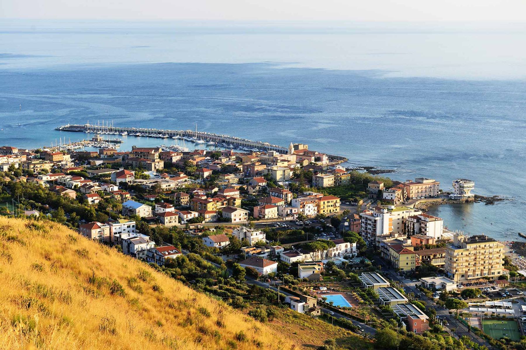 Blick über eine Küstenstadt im Cilento.