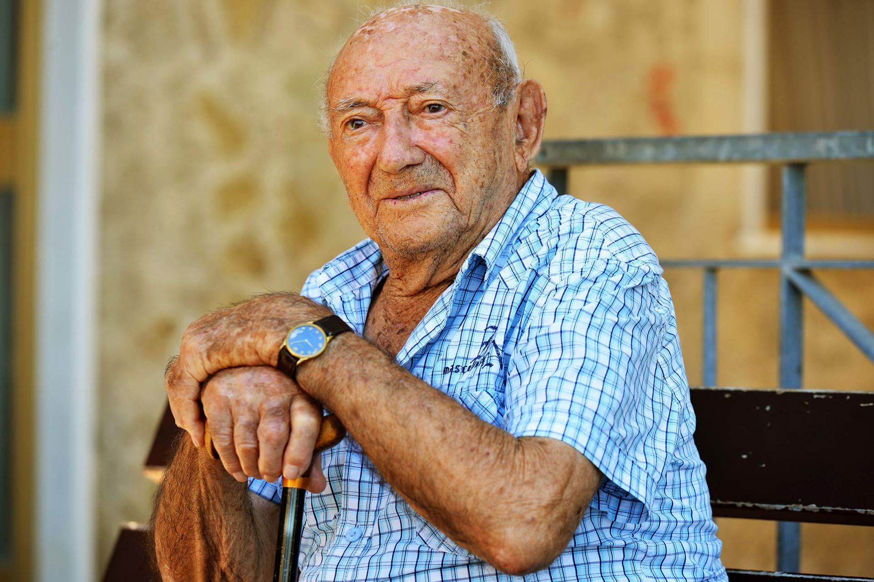 Ein über neunzigjähriger Mann aus dem Cilento sitzt auf seinen Stock gestützt.