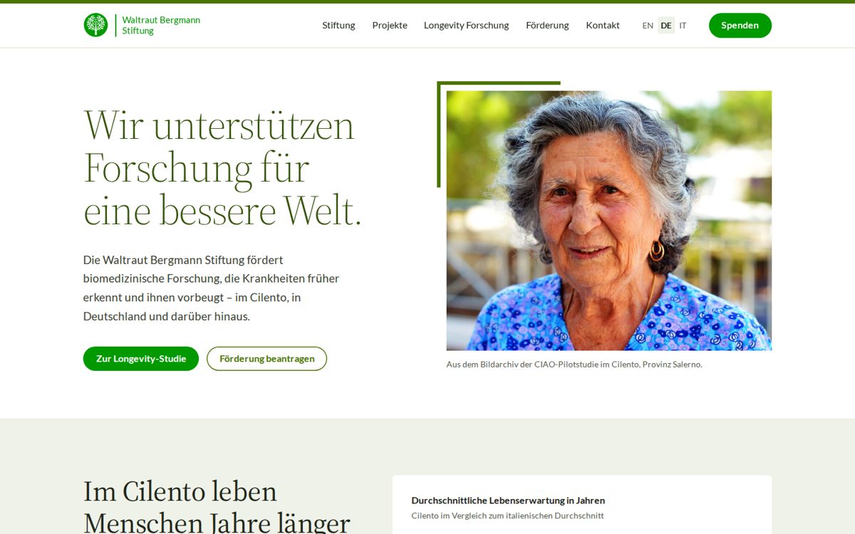 Vorschau Entwurf B: Serifen-Überschrift neben dem Porträt einer älteren Frau.
